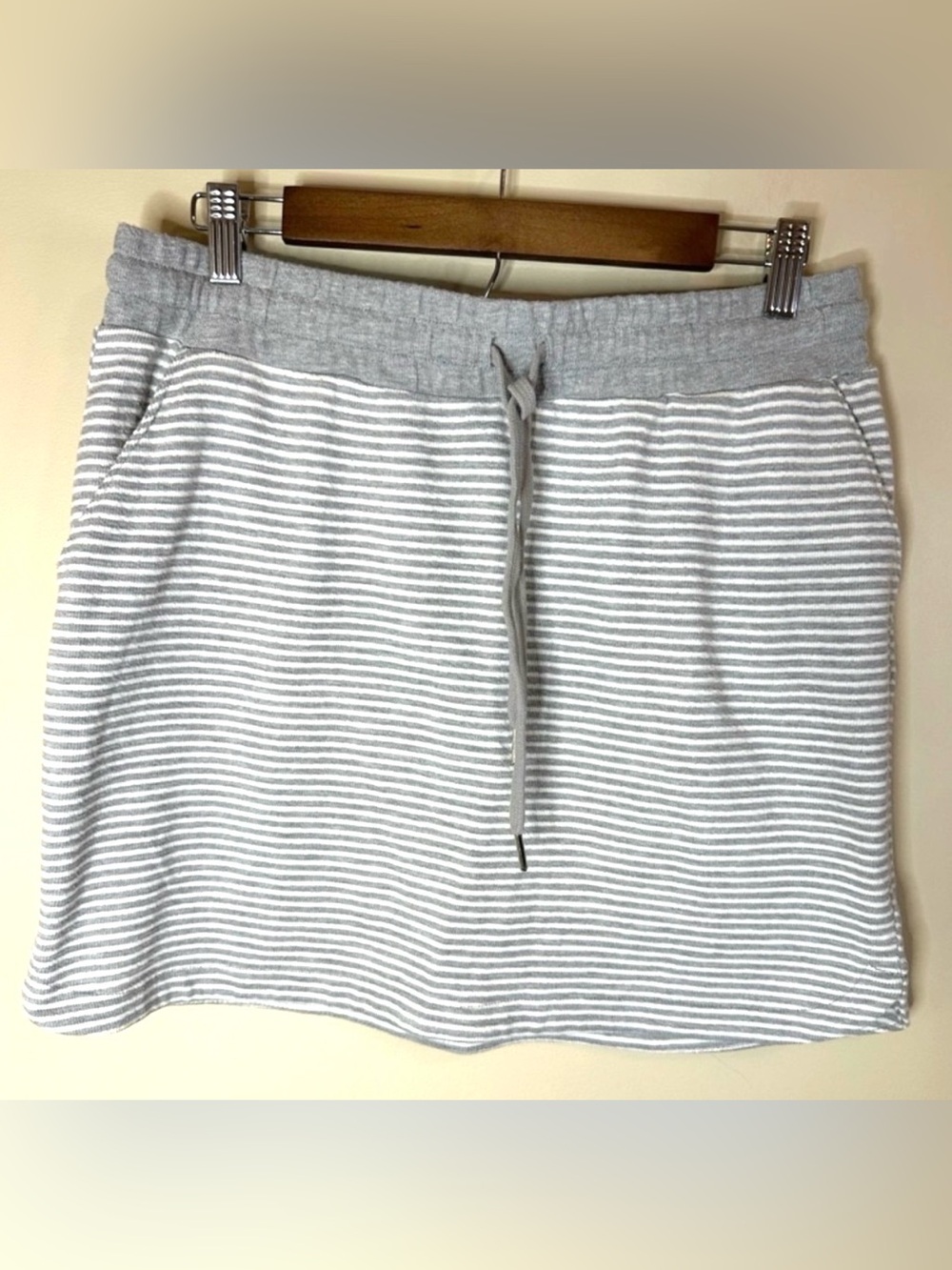 Maurices Women’s Medium Gray White Striped Knit Mini Skirt Drawstring Pockets